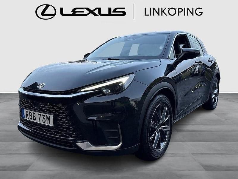 Svart Begagnad 2024 Lexus LBX SUV | 359 000 kr (Marknadspris) - Bild 1/4