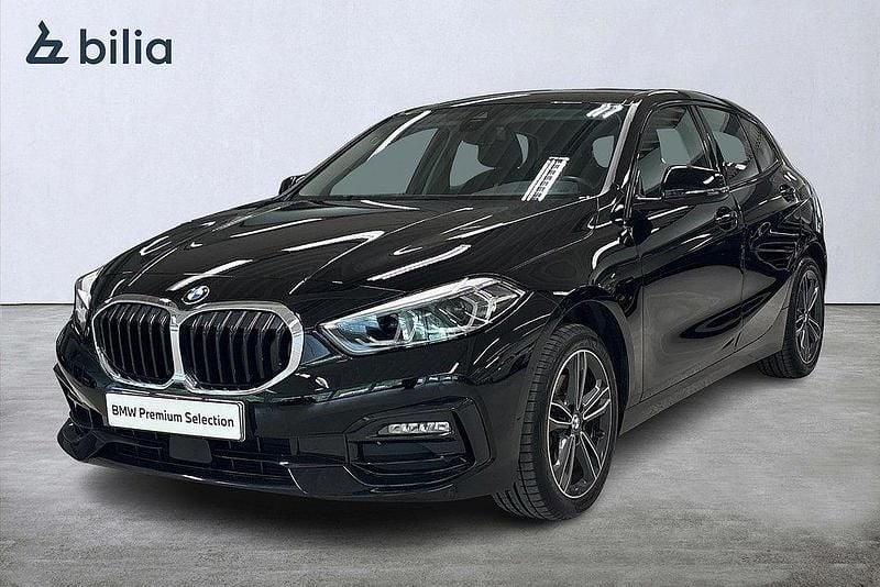 Svart Begagnad 2022 BMW 118 Sport Line Halvkombi | 259 900 kr (Marknadspris) - Bild 1/4