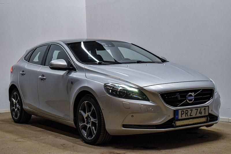 Silver Begagnad 2014 Volvo V40 Ocean Race Kombi | 128 900 kr (Marknadspris) - Bild 1/4