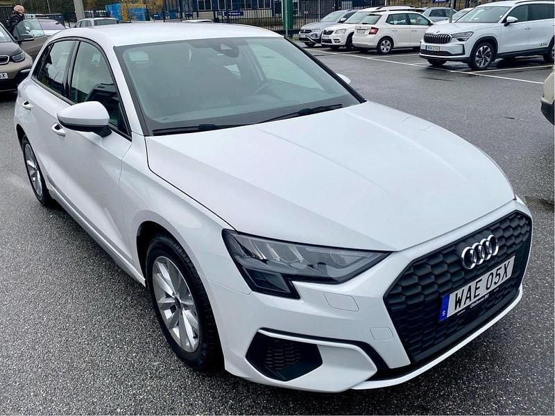 Vit Begagnad 2023 Audi A3 Sportback Halvkombi | 285 000 kr (Marknadspris) - Bild 1/4
