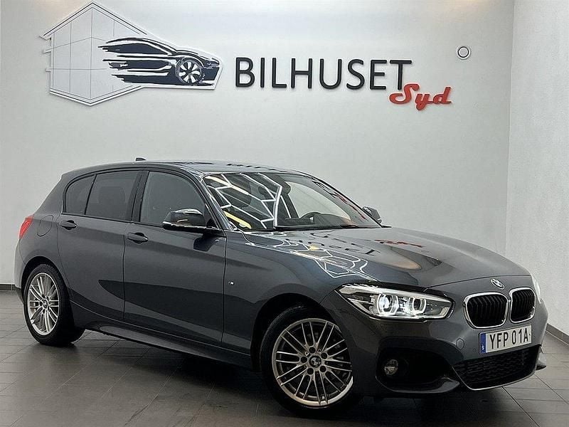 Grå Begagnad 2019 BMW 118 M Sport Halvkombi | 188 500 kr (Marknadspris) - Bild 1/4