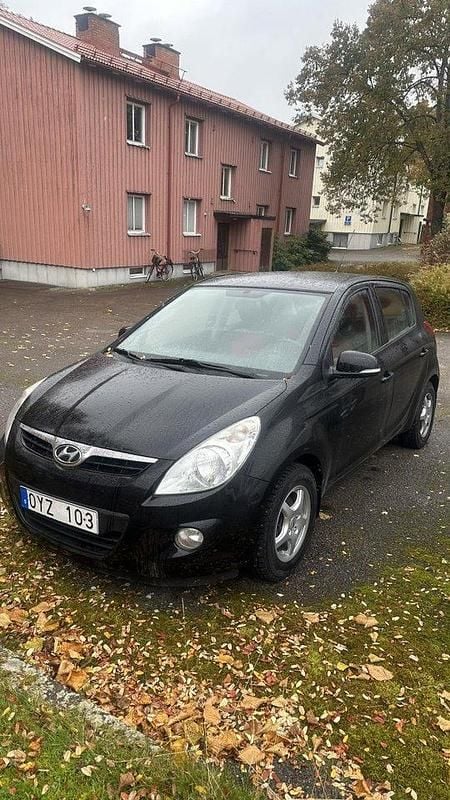 Svart Begagnad 2012 Hyundai i20 Premium Halvkombi | 45 000 kr (Marknadspris) - Bild 1/3