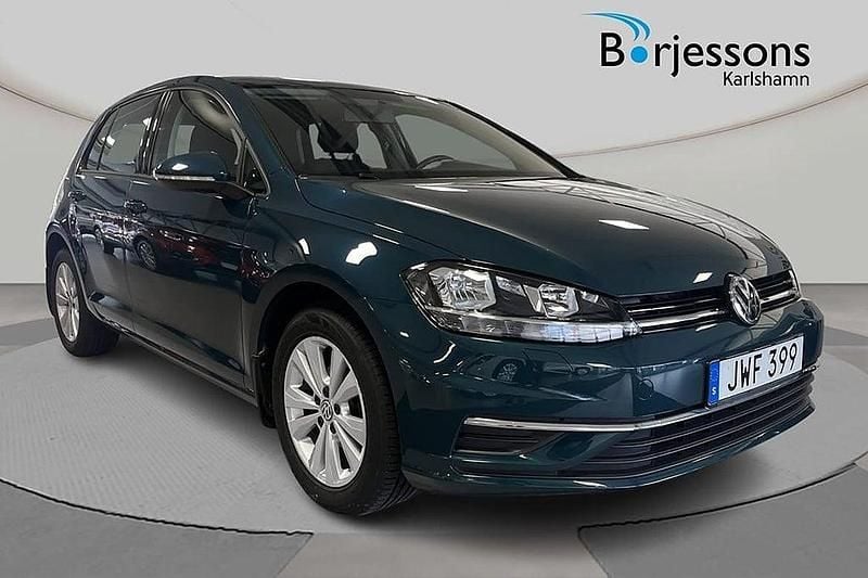 Mörkgrön (grön) Begagnad 2018 VW Golf VII Halvkombi | 169 000 kr (Marknadspris) - Bild 1/4