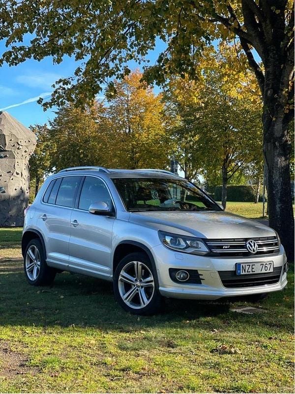 Silver Begagnad 2014 VW Tiguan Sportline SUV | 159 000 kr (Marknadspris) - Bild 1/4