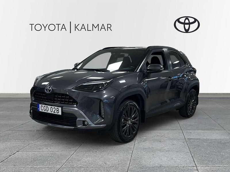 Mörkgrå (grå) Begagnad 2023 Toyota Yaris Cross SUV | 328 000 kr (Marknadspris) - Bild 1/3