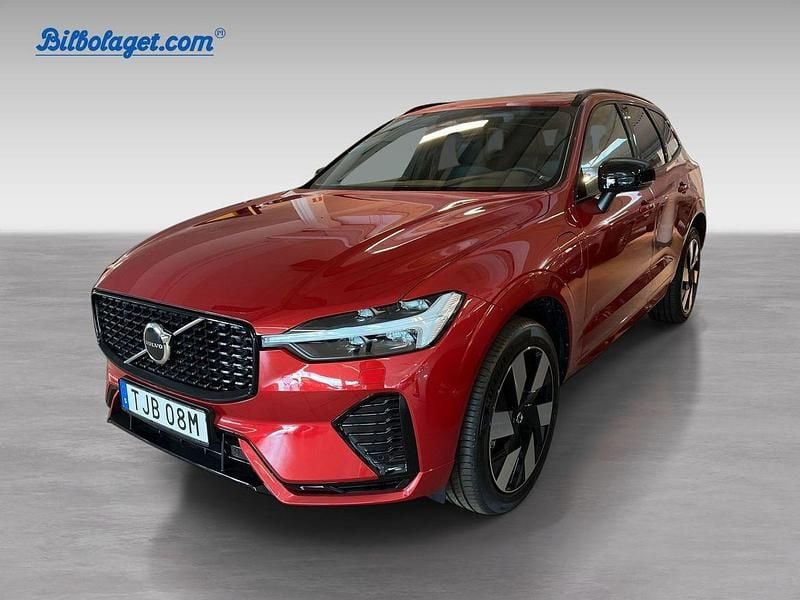 Röd Ny 2025 Volvo XC60 Plus SUV | 644 800 kr (Lite dyr) - Bild 1/4