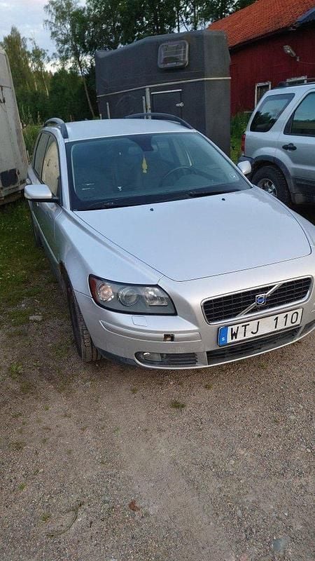 Grå Begagnad 2005 Volvo V50 Momentum Kombi | 12 500 kr (Superpris) - Bild 1/3