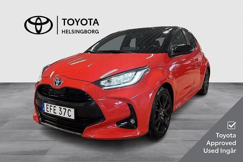Röd Begagnad 2022 Toyota Yaris Hybrid Style Halvkombi | 239 500 kr (Marknadspris) - Bild 1/4