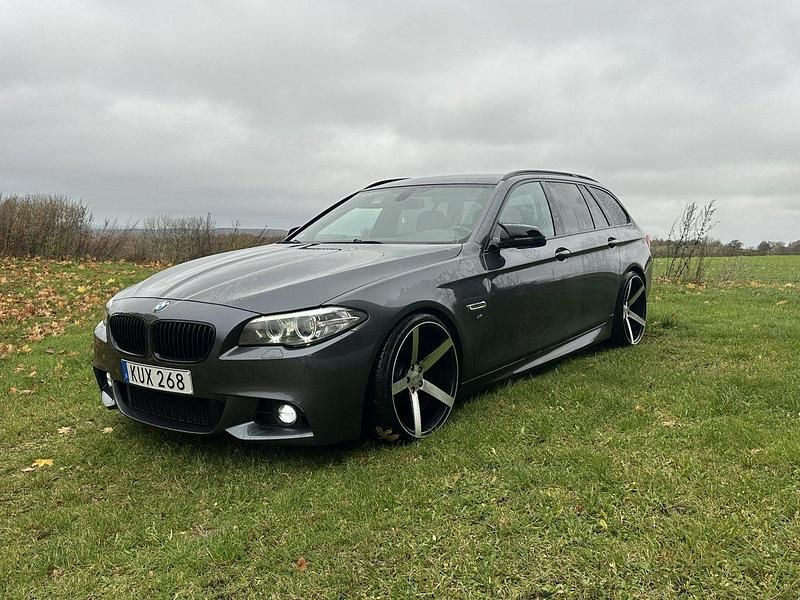 Grå Begagnad 2015 BMW 520 M Sport Kombi | 159 995 kr (Lite dyr) - Bild 1/4