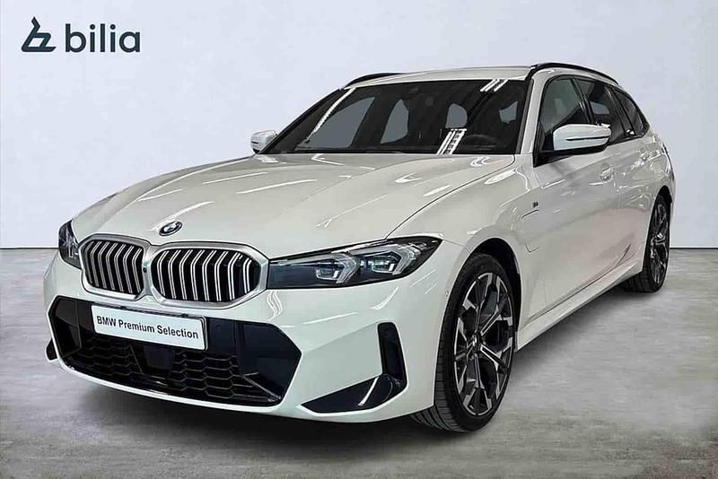 Vit Begagnad 2025 BMW 330e Kombi | 509 900 kr - Bild 1/1
