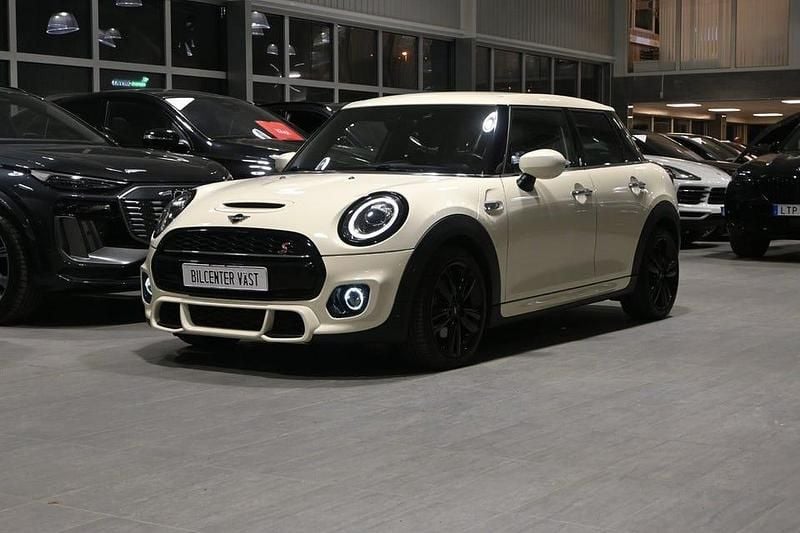 Vit Begagnad 2021 Mini Cooper S Halvkombi | 249 000 kr (Lite dyr) - Bild 1/4