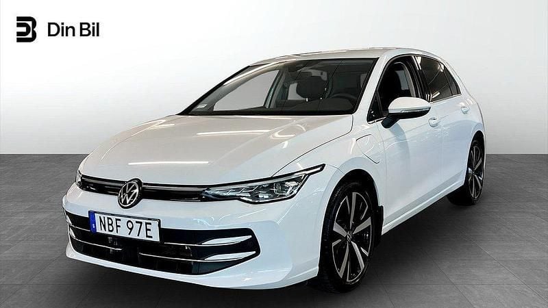 Vit Begagnad 2024 VW Golf VIII Style Halvkombi | 399 900 kr (Dyr) - Bild 1/4