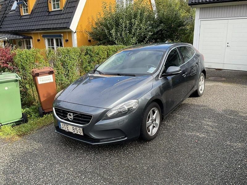 Grå Begagnad 2014 Volvo V40 Momentum Kombi | 138 000 kr (Bra pris) - Bild 1/3