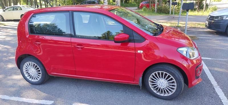 Röd Begagnad 2014 VW up! high up! Halvkombi | 60 500 kr (Marknadspris) - Bild 1/4