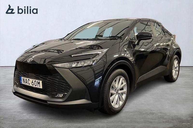 Svart Begagnad 2024 Toyota C-HR Active SUV | 299 900 kr (Bra pris) - Bild 1/3