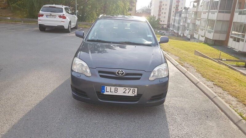 Grå Begagnad 2006 Toyota Corolla Halvkombi | 60 000 kr (Marknadspris) - Bild 1/4