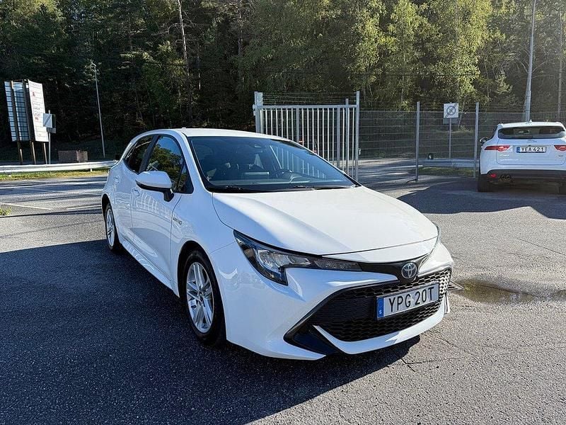 Begagnad Toyota Corolla Hybrid 122 HK (89 kW) 2019 Vit Halvkombi