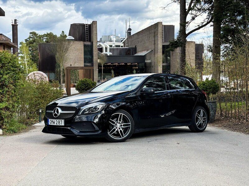 Svart Begagnad 2018 Mercedes A180 AMG Halvkombi | 169 000 kr (Marknadspris) - Bild 1/4