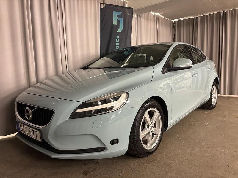 Ljusblå (blå) Begagnad 2017 Volvo V40 Momentum Halvkombi | 149 900 kr (Marknadspris) - Bild 1/4