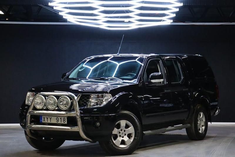 Svart Begagnad 2010 Nissan Navara Pickup | 119 900 kr (Marknadspris) - Bild 1/4