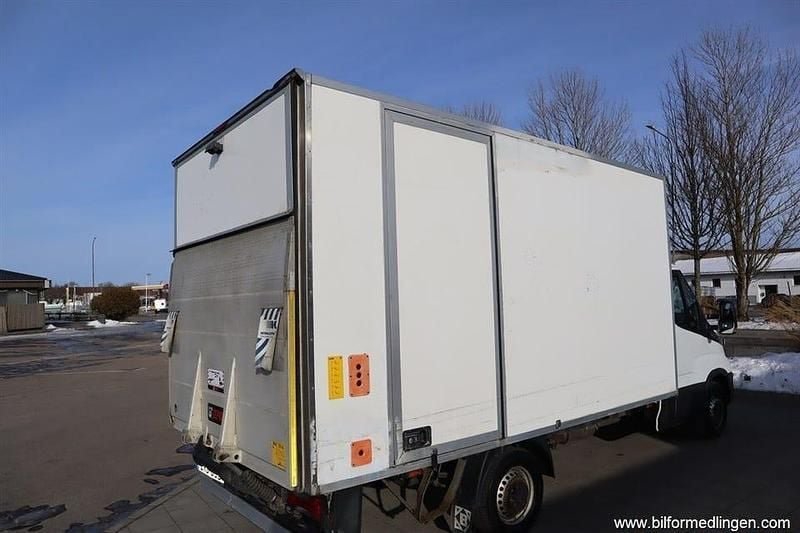 Begagnad Iveco Daily 156 HK (114 kW) 2021 Vit svart