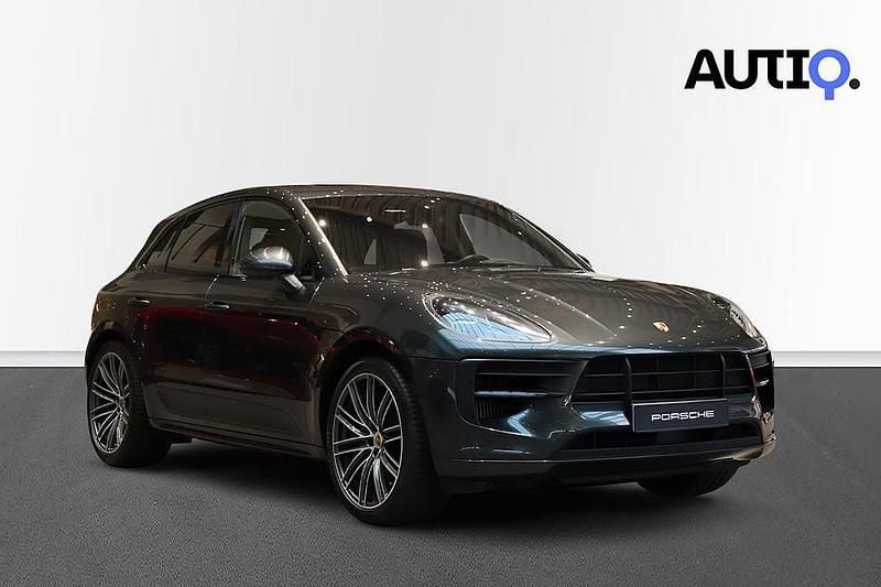 Mörkgrå Begagnad 2020 Porsche Macan GTS Chrono SUV | 599 900 kr (Marknadspris) - Bild 1/4