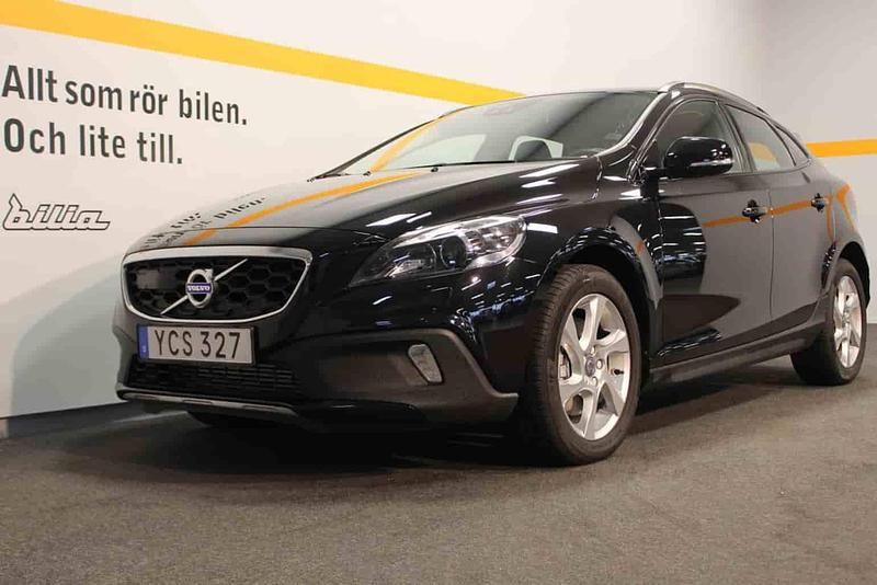 Begagnad Volvo V40 2016 Svart Halvkombi