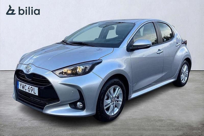 Silver Ny 2024 Toyota Yaris Hybrid Active Halvkombi | 271 800 kr (Marknadspris) - Bild 1/3