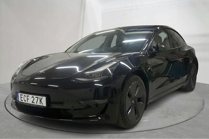 Svart Begagnad 2022 Tesla Model 3 Sedan | 309 000 kr (Marknadspris) - Bild 1/4