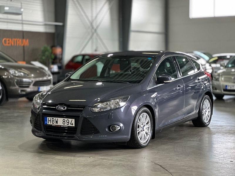 Grå Begagnad 2012 Ford Focus Titanium Halvkombi | 89 900 kr (Marknadspris) - Bild 1/4