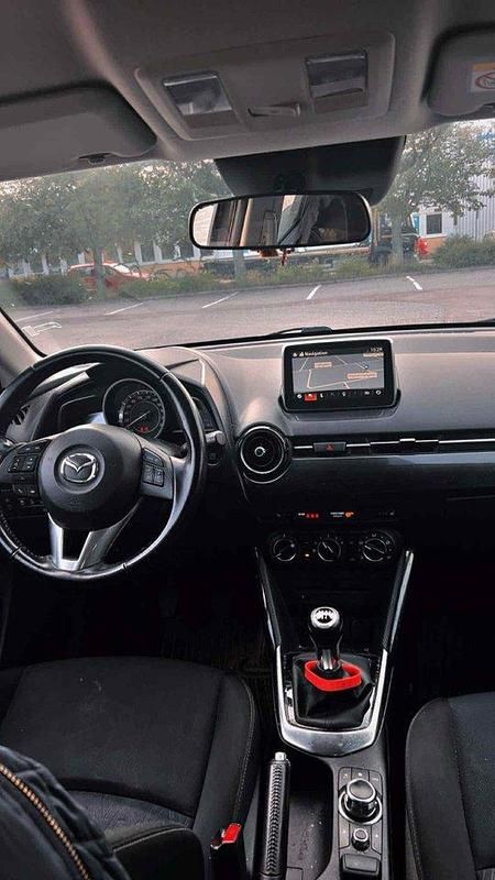 Brun Begagnad 2015 Mazda 2 Halvkombi | 70 000 kr (Marknadspris) - Bild 1/4
