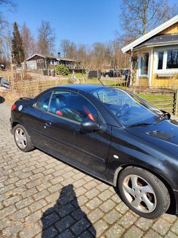 Svart Begagnad 2003 Peugeot 206 CC Cab | 19 990 kr (Marknadspris) - Bild 1/4