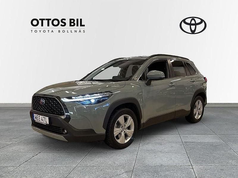 Grön Begagnad 2022 Toyota Corolla Cross Style SUV | 359 000 kr (Marknadspris) - Bild 1/3