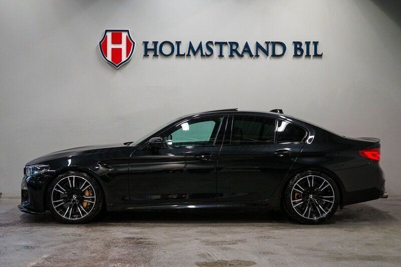 Svart Begagnad 2018 BMW M5 Comfort Edition Sedan | 779 900 kr (Marknadspris) - Bild 1/4