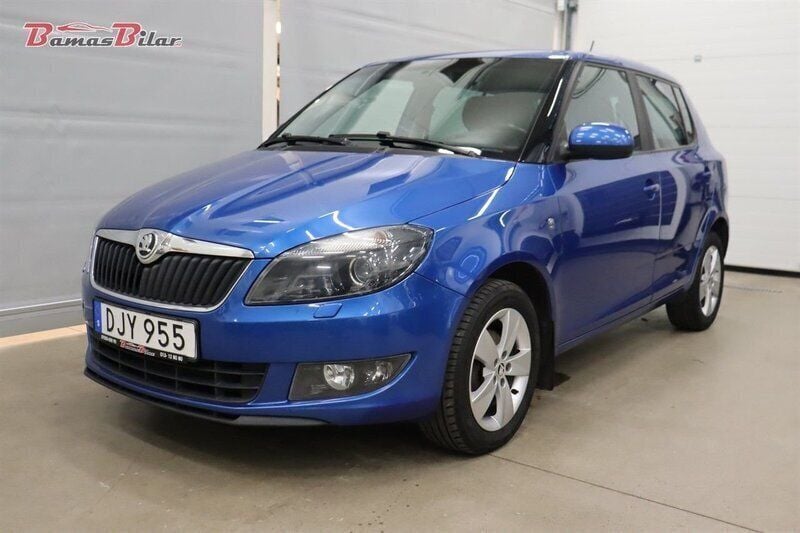 Blå Begagnad 2015 Skoda Fabia Ambiente Halvkombi | 79 900 kr (Marknadspris) - Bild 1/4