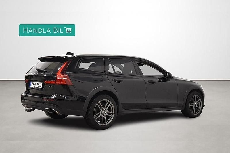Begagnad Volvo V60 CC Momentum 197 HK (144 kW) 2022 Svart Kombi
