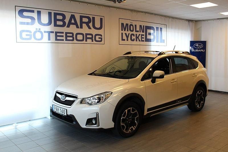 Vit (cristal white pearl) Begagnad 2016 Subaru XV Sport SUV | 149 900 kr (Bra pris) - Bild 1/4