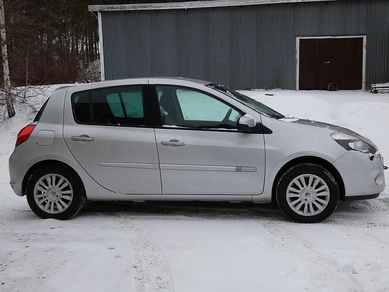 Begagnad Renault Clio R.S. 75 HK (55 kW) 2010 Silver Halvkombi