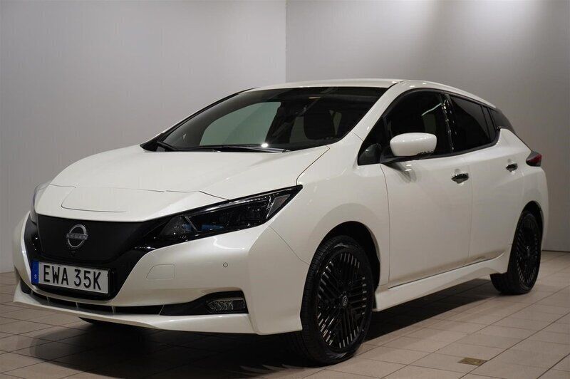Vit Begagnad 2023 Nissan Leaf N-Connecta Halvkombi | 249 900 kr (Marknadspris) - Bild 1/4