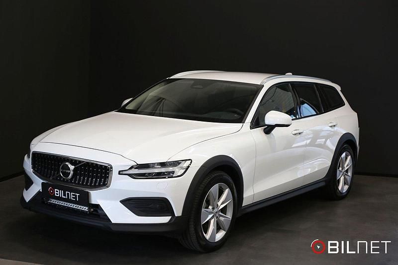 Vit Begagnad 2023 Volvo V60 CC Core Kombi | 384 900 kr (Marknadspris) - Bild 1/4