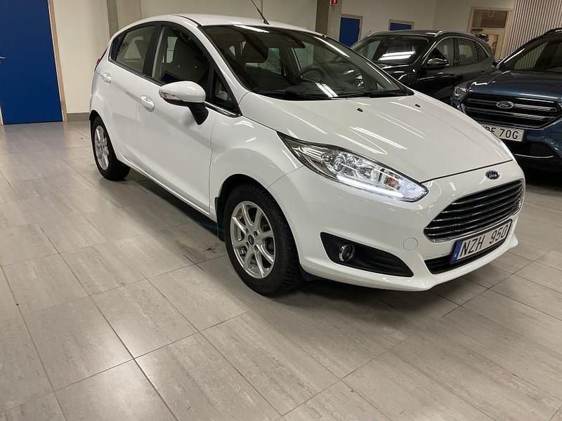 Begagnad 2014 Ford Fiesta Titanium Halvkombi | 75 000 kr (Marknadspris) - Bild 1/4