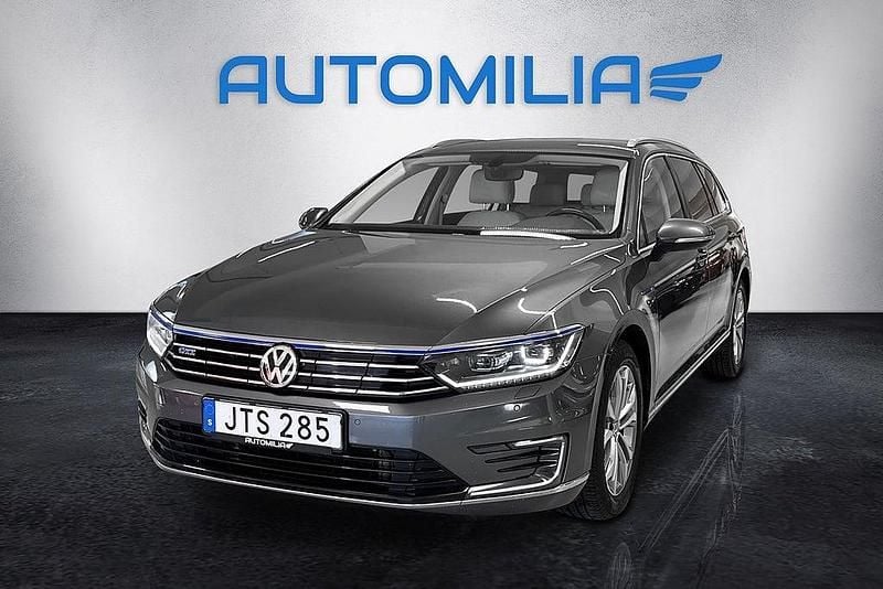 Mörkgrå Begagnad 2016 VW Passat GTE Kombi | 199 900 kr (Marknadspris) - Bild 1/4