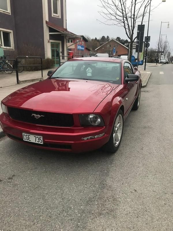 Vinröd Begagnad 2006 Ford Mustang Sportkupé | 100 000 kr - Bild 1/4