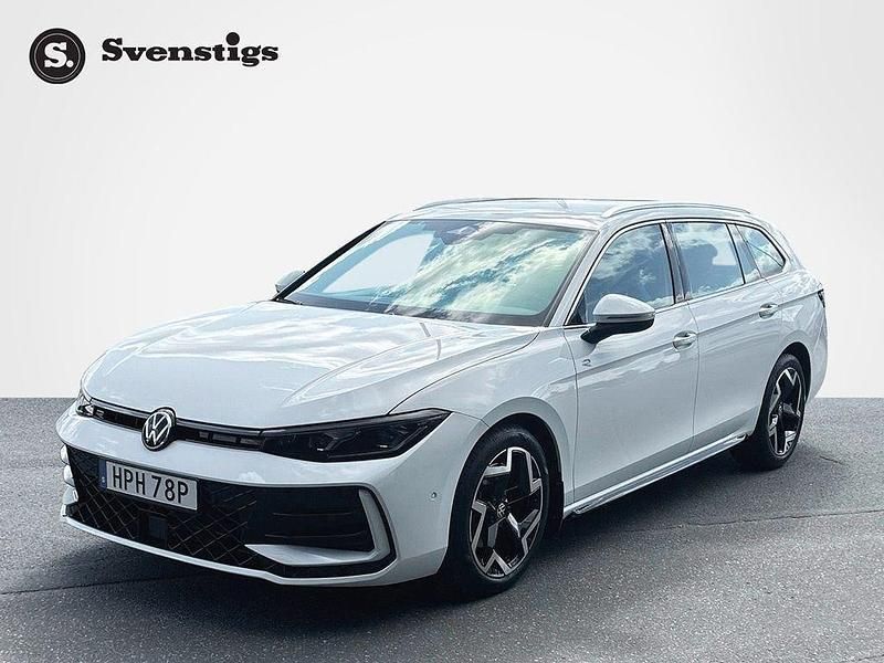 Vit Begagnad 2024 VW Passat R-line Kombi | 414 900 kr (Dyr) - Bild 1/4