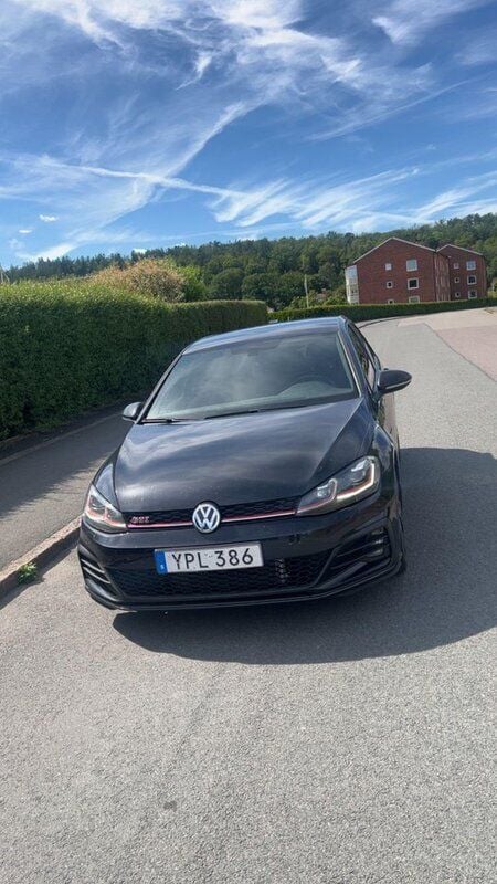 Svart Begagnad 2018 VW Golf VII GTI Halvkombi | 255 000 kr (Marknadspris) - Bild 1/3