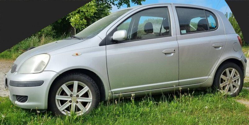 Silver Begagnad 2003 Toyota Yaris Halvkombi | 10 000 kr (Superpris) - Bild 1/4