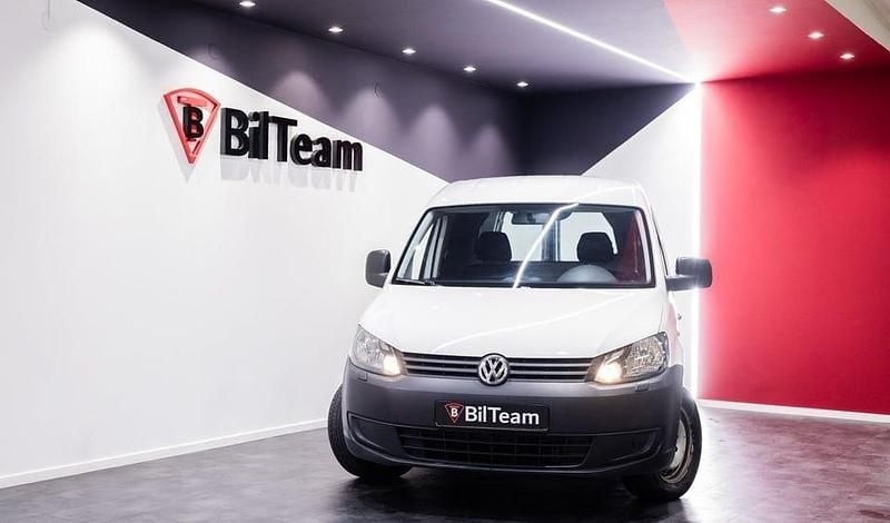 Vit Begagnad 2015 VW Caddy Minibuss | 89 900 kr (Marknadspris) - Bild 1/4