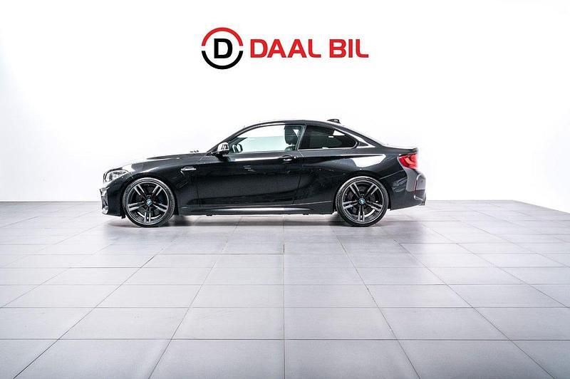 Svart Begagnad 2017 BMW M2 Sportkupé | 424 700 kr (Marknadspris) - Bild 1/4