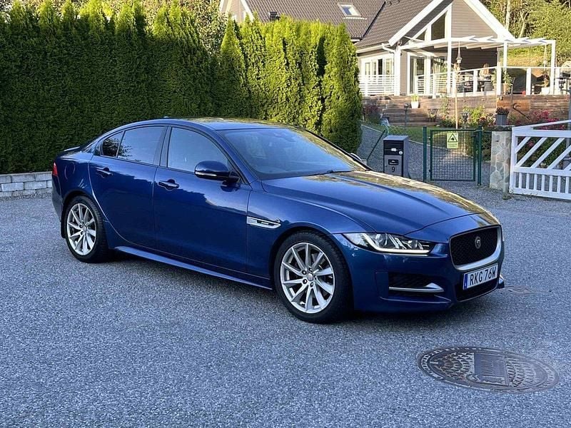 Blå Begagnad 2015 Jaguar XE R-Sport Sedan | 119 900 kr - Bild 1/4
