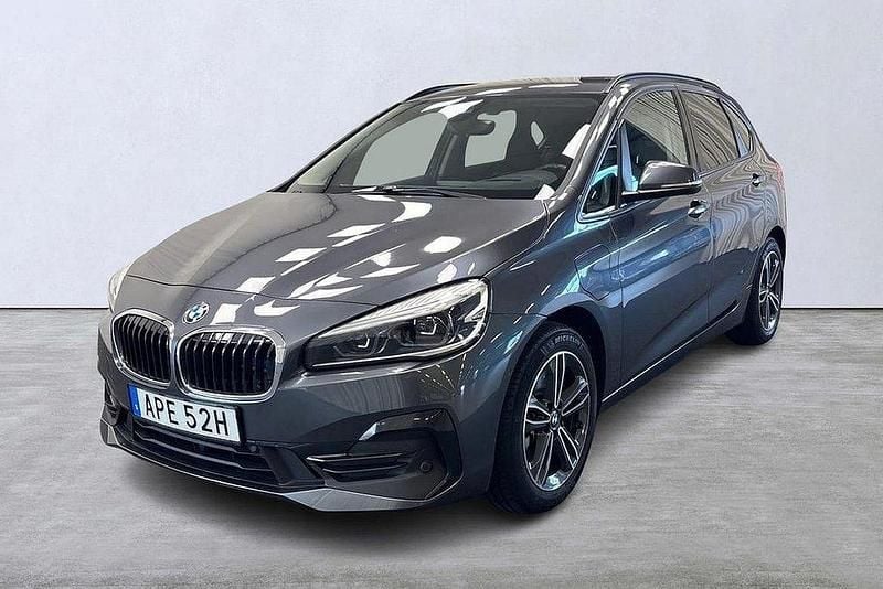 Grå Begagnad 2020 BMW 225 Active Tourer Minibuss | 219 900 kr (Lite dyr) - Bild 1/4